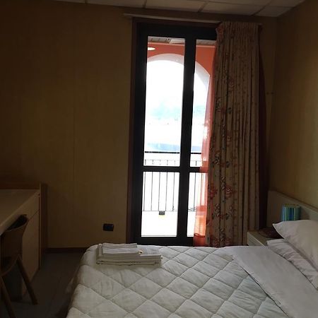 Hotel Socrate Lavena Ponte Tresa Zewnętrze zdjęcie