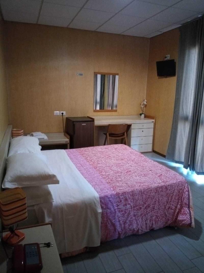 Hotel Socrate Lavena Ponte Tresa Zewnętrze zdjęcie