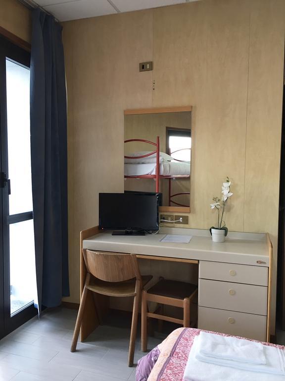 Hotel Socrate Lavena Ponte Tresa Zewnętrze zdjęcie