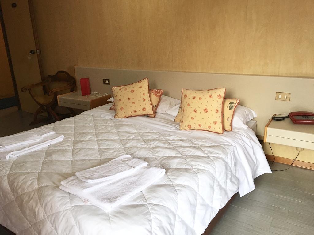 Hotel Socrate Lavena Ponte Tresa Zewnętrze zdjęcie