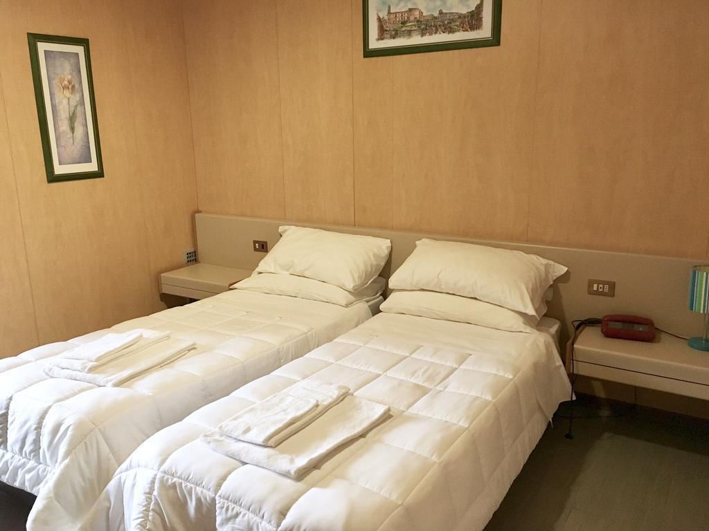 Hotel Socrate Lavena Ponte Tresa Zewnętrze zdjęcie