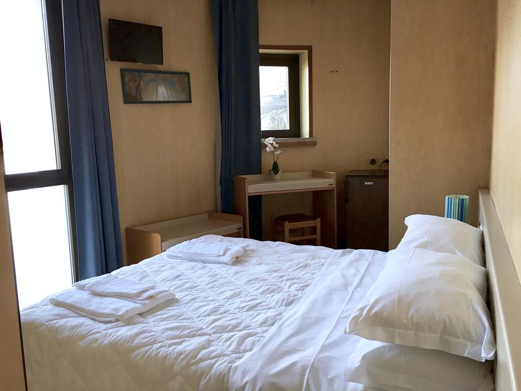 Hotel Socrate Lavena Ponte Tresa Zewnętrze zdjęcie