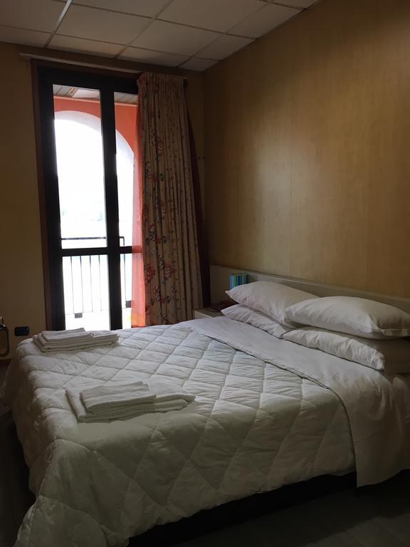 Hotel Socrate Lavena Ponte Tresa Zewnętrze zdjęcie