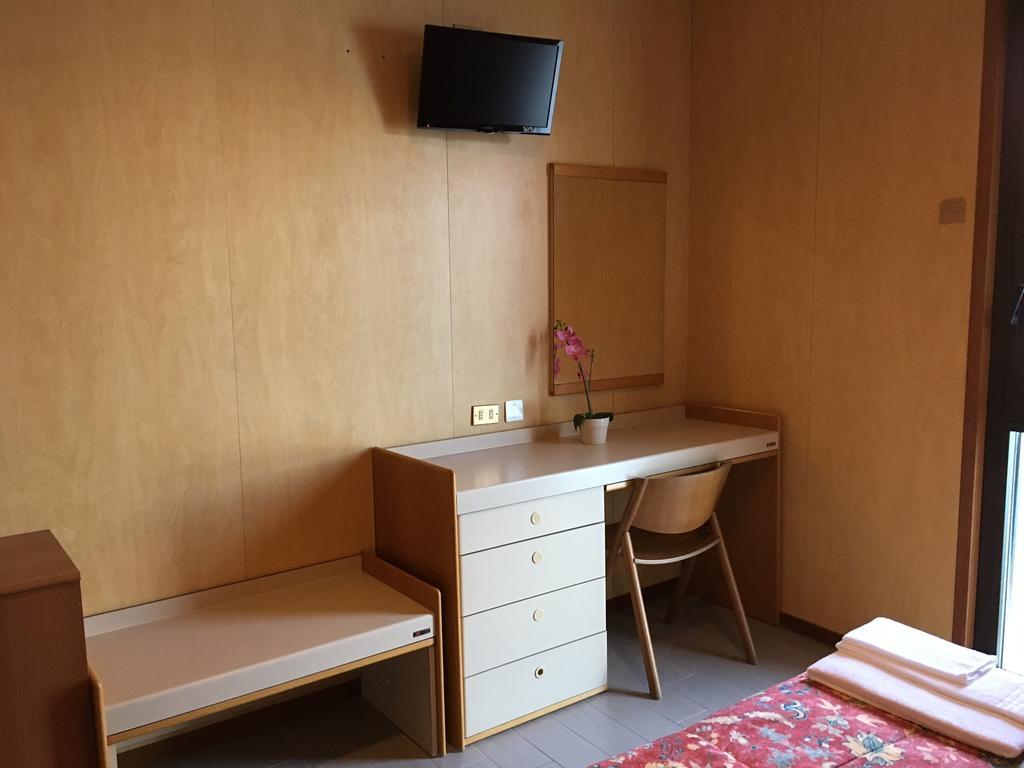 Hotel Socrate Lavena Ponte Tresa Zewnętrze zdjęcie