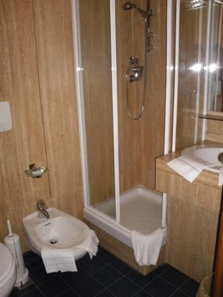 Hotel Socrate Lavena Ponte Tresa Zewnętrze zdjęcie