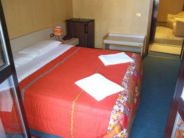 Hotel Socrate Lavena Ponte Tresa Zewnętrze zdjęcie